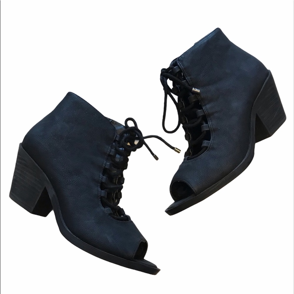 Me Too Peep Toe Lace Up Booties Black Heel 5.5M